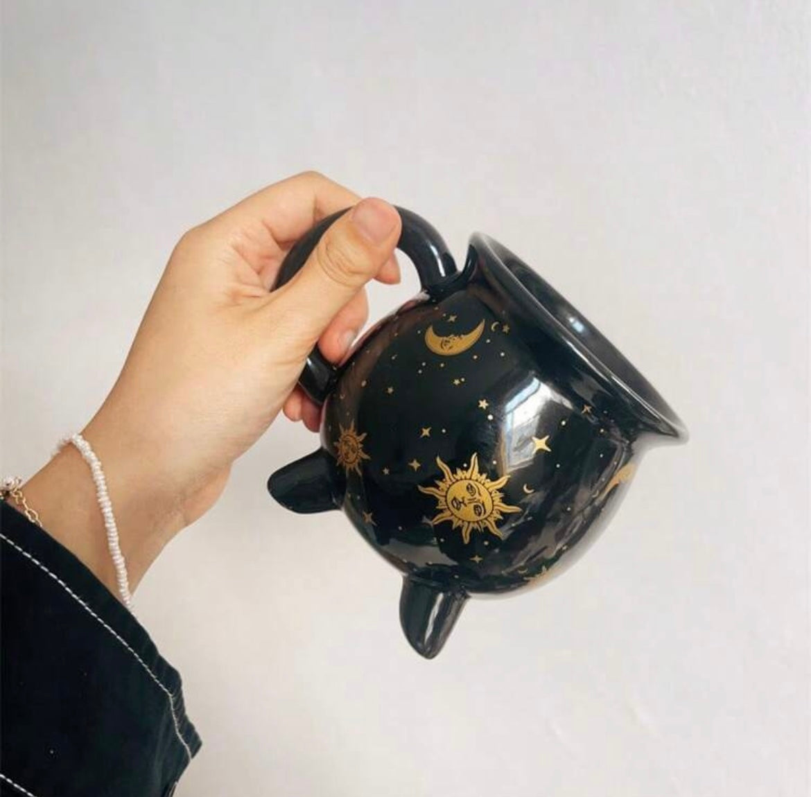 Zwarte ketel-mok met gouden zon & maan – Magische theemok