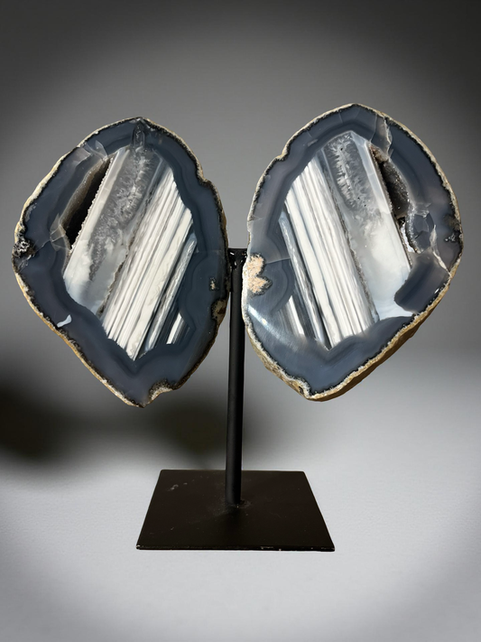 🤍 “Celestial Balance” – Blauwgrijze Agaatvlinder op  Standaard