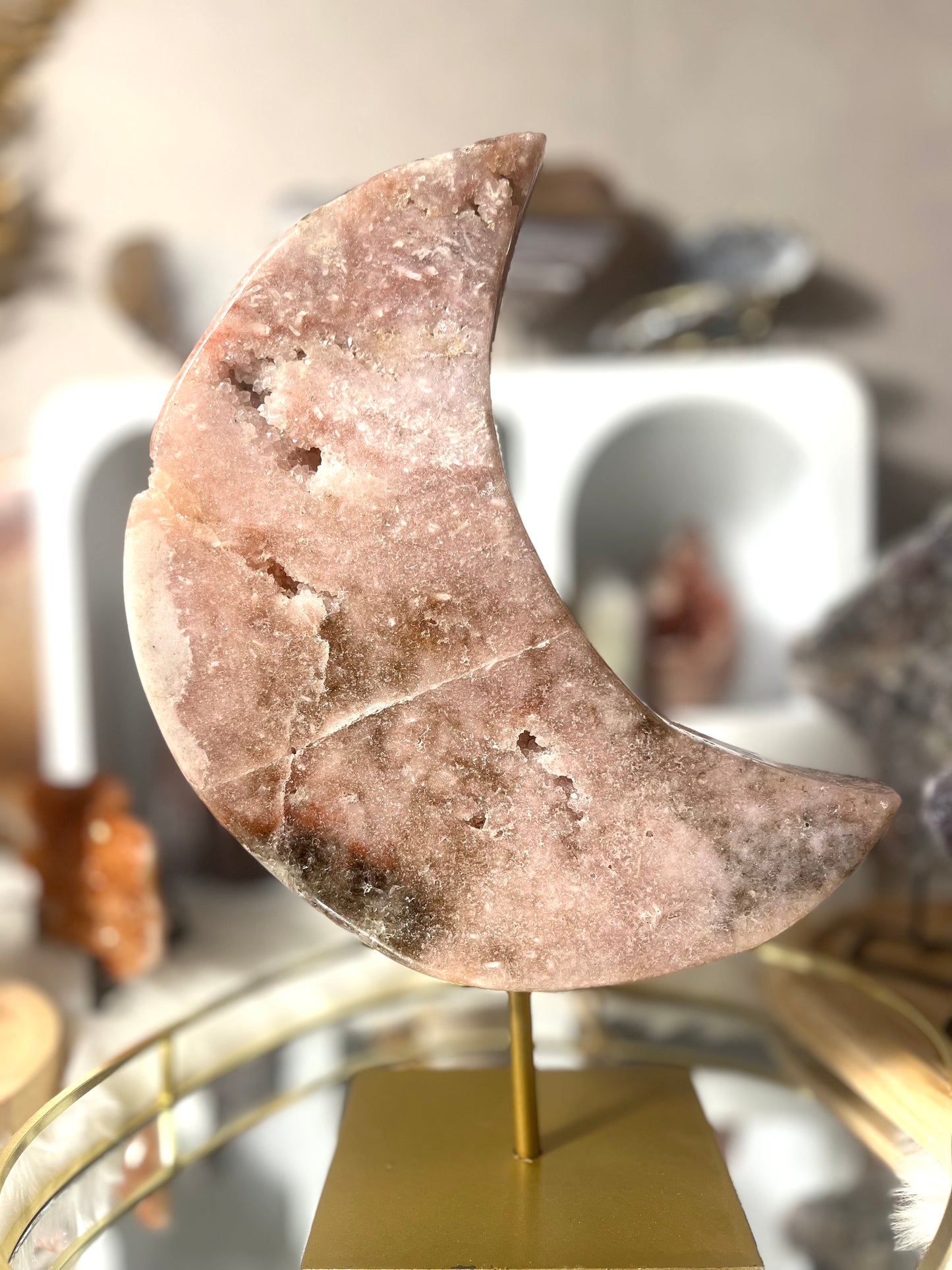Pink Amethist Maan op Gouden Standaard – Uniek Statementstuk