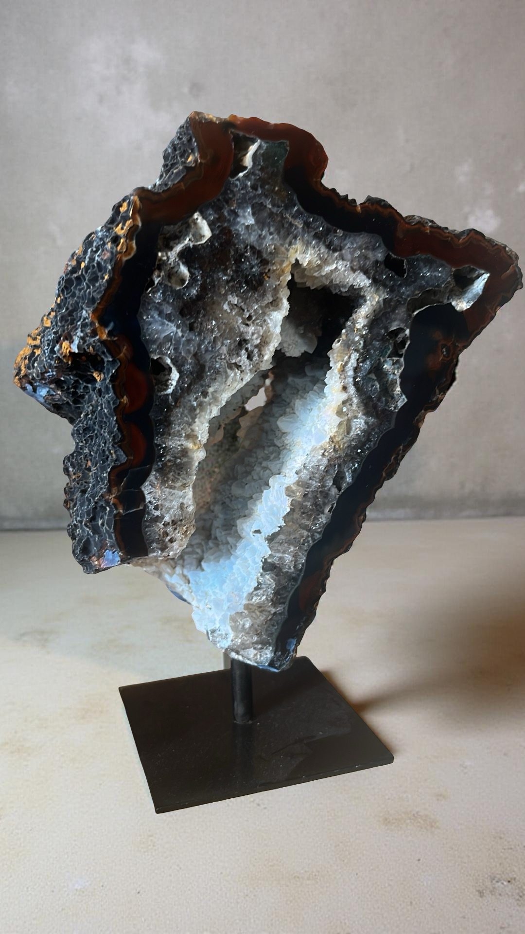 “Agaat Geode op Staal – Poort van Licht en Bescherming”