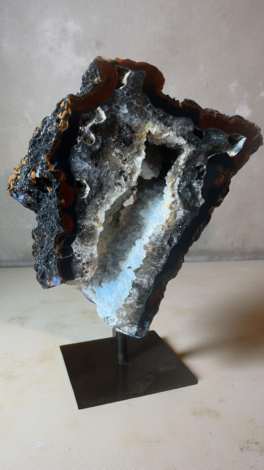 “Agaat Geode op Staal – Poort van Licht en Bescherming”