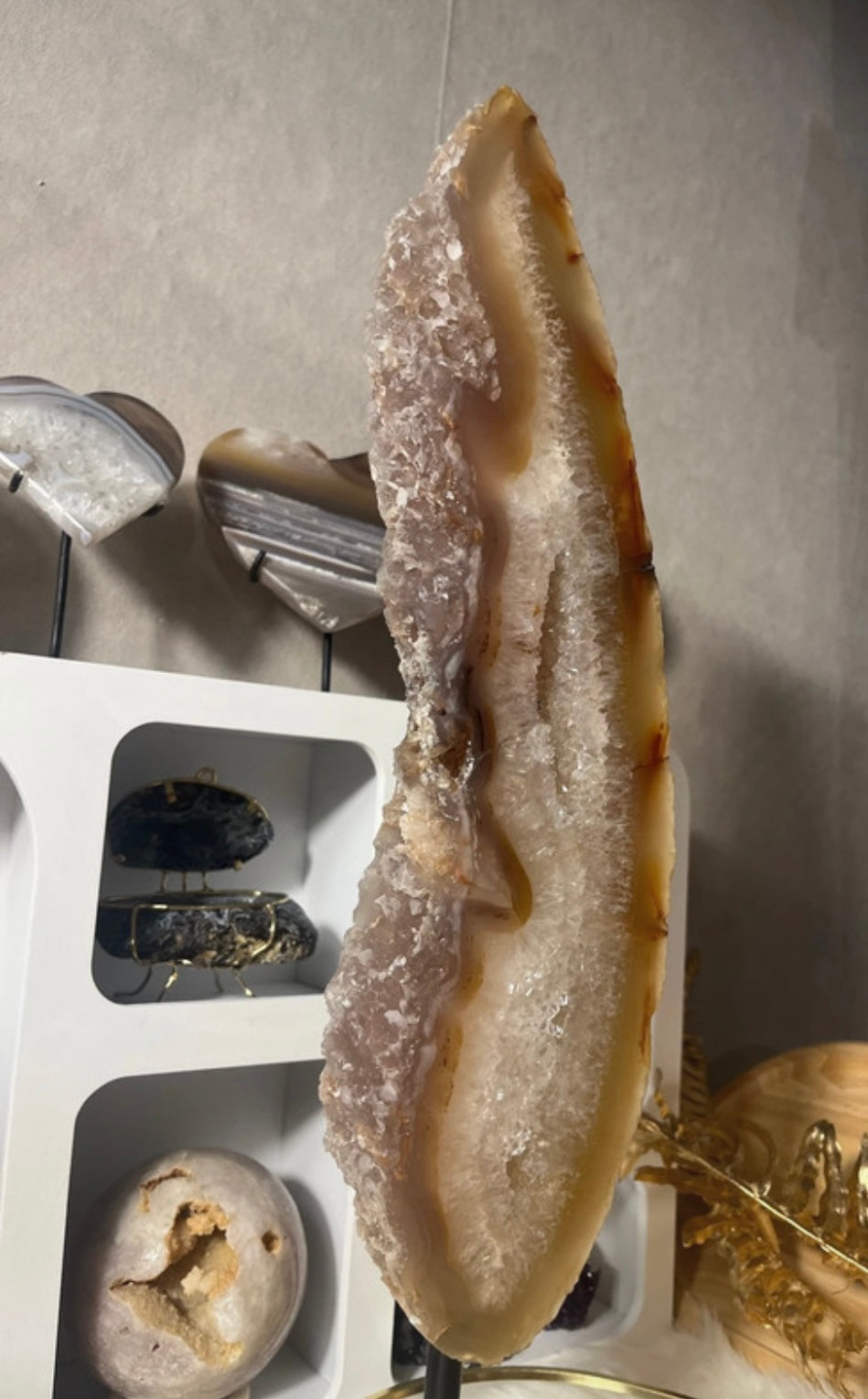 🌅 “Golden Veins – Agaat 🪶 op standaard”