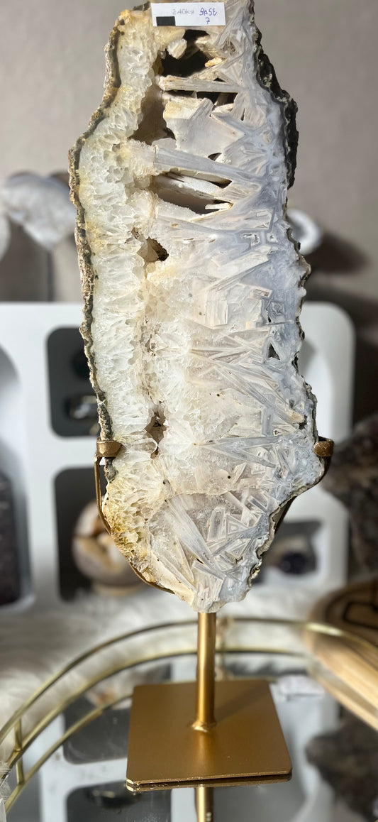 💗 Roze Amethist op Gouden Standaard – “Heart of Serenity”