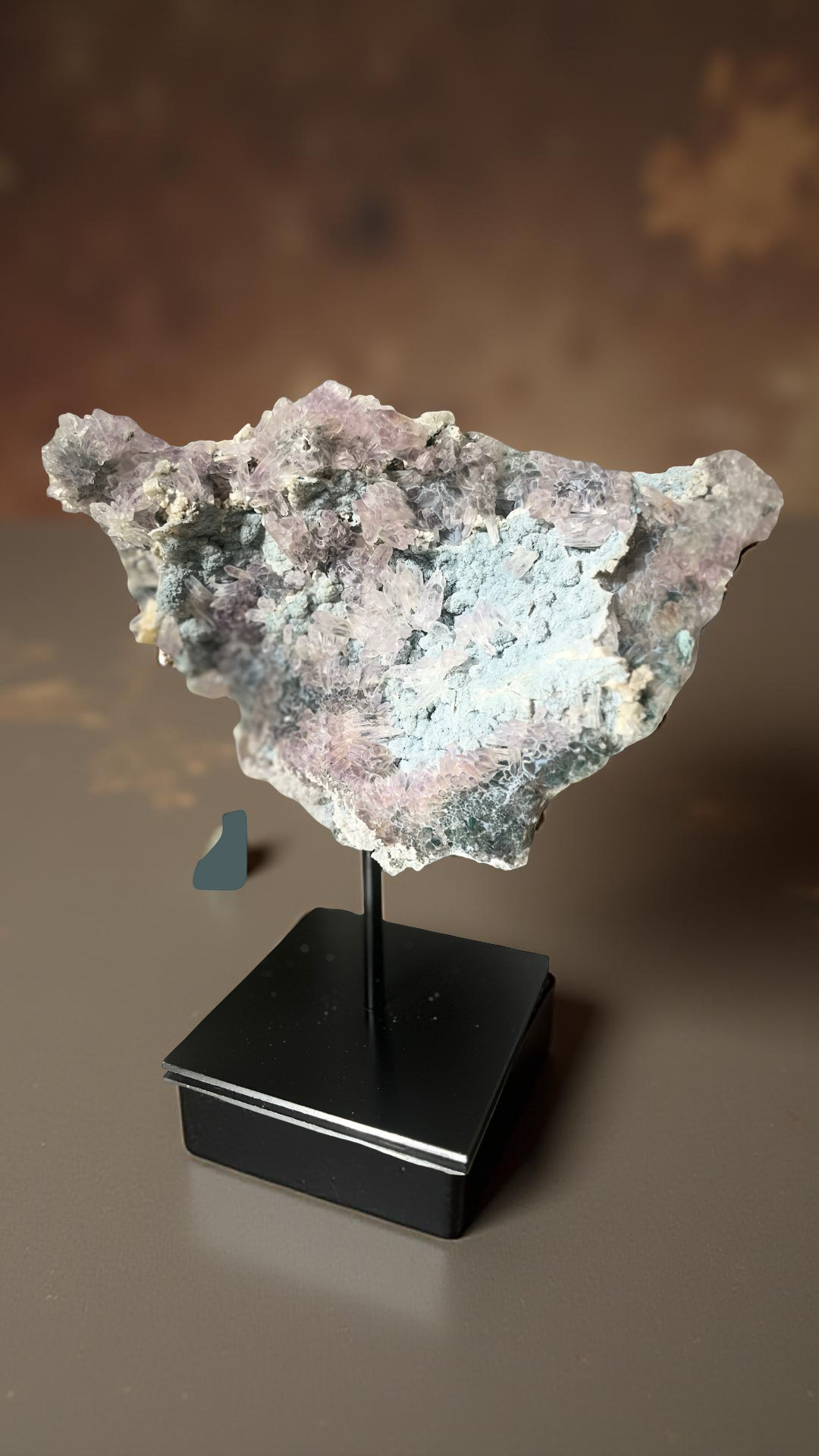 ✨ Zeldzame Zeolietcluster met Amethist & Apofyliet – op metalen standaard