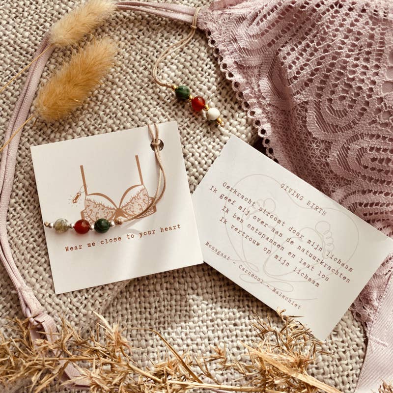 BH Hangertje - Giving birth