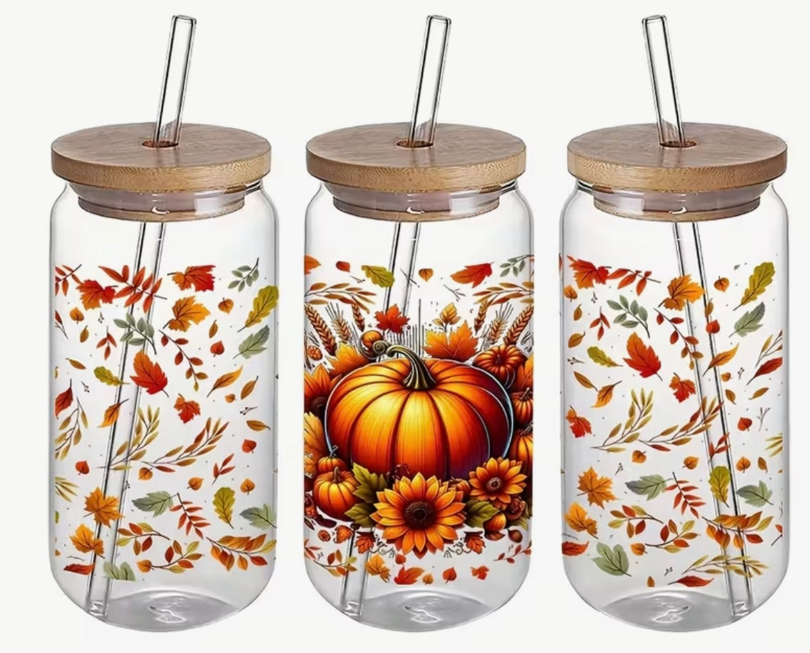 🎃 “Autumn Glow – Handmade Glazen Beker met Pompoen Design”