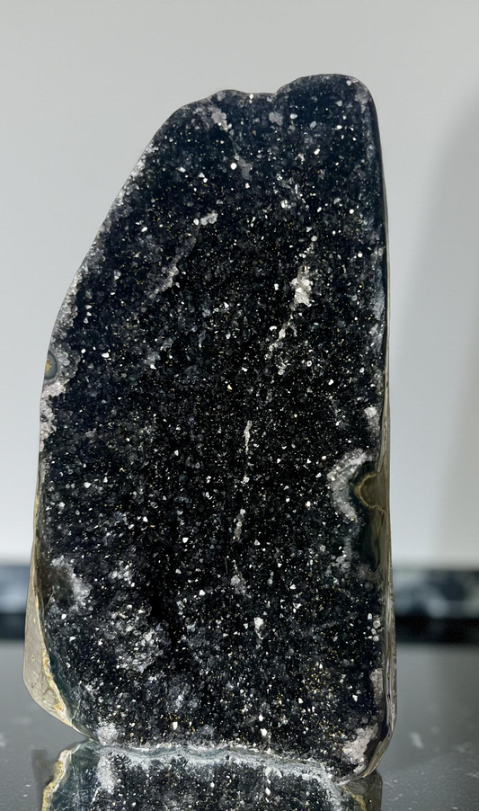 🖤 “Cosmic Guardian” – Zwarte Amethist Cut Base