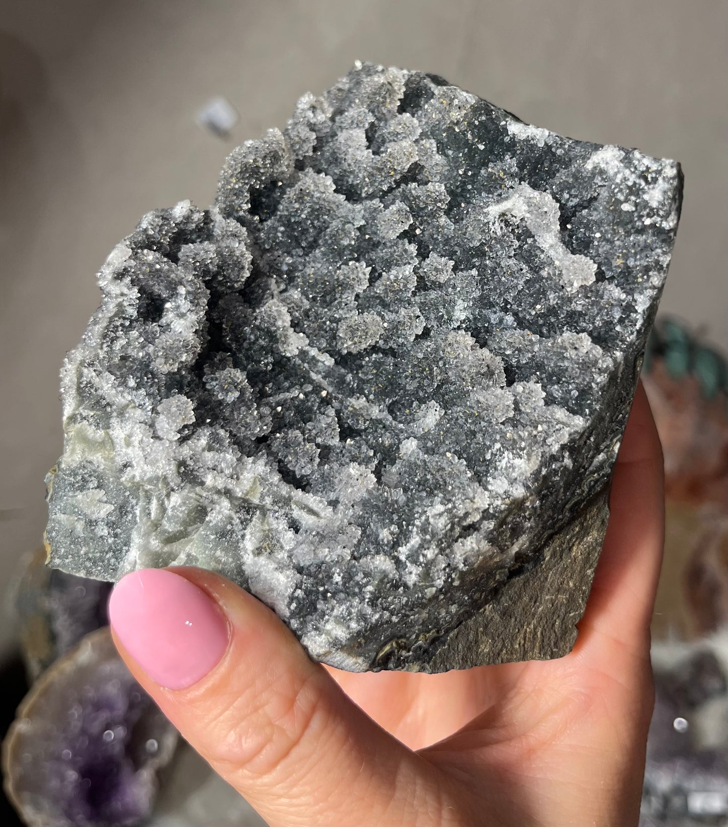 🌑 “Mystic Coral Amethist – Stilte uit Uruguay”