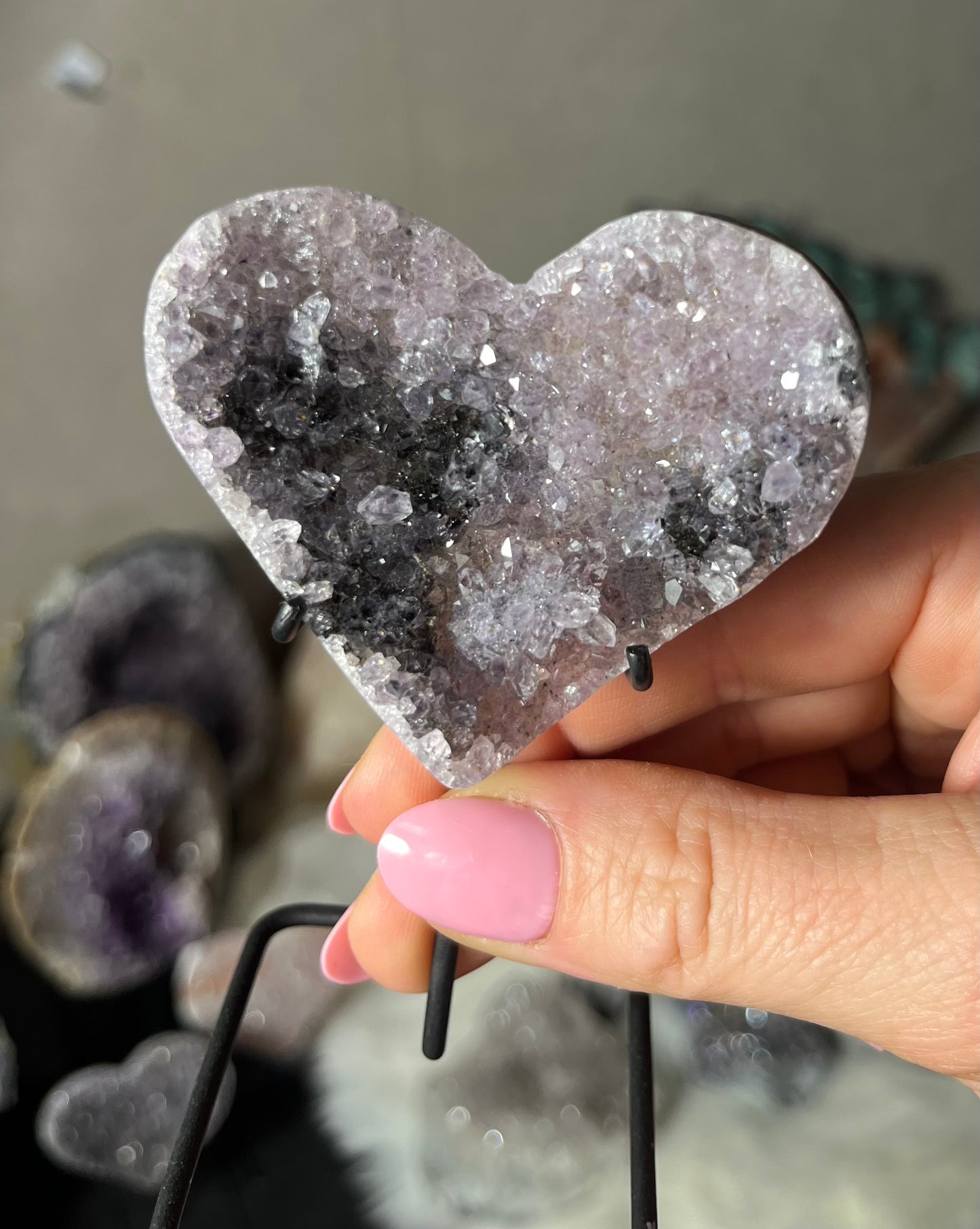 💜 “Heart of Amethyst – Druzy Kristalhart op Standaard”