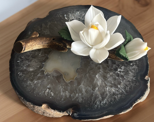 Lotusbloem op Agaat – Wierookhouder van Aarde en Licht