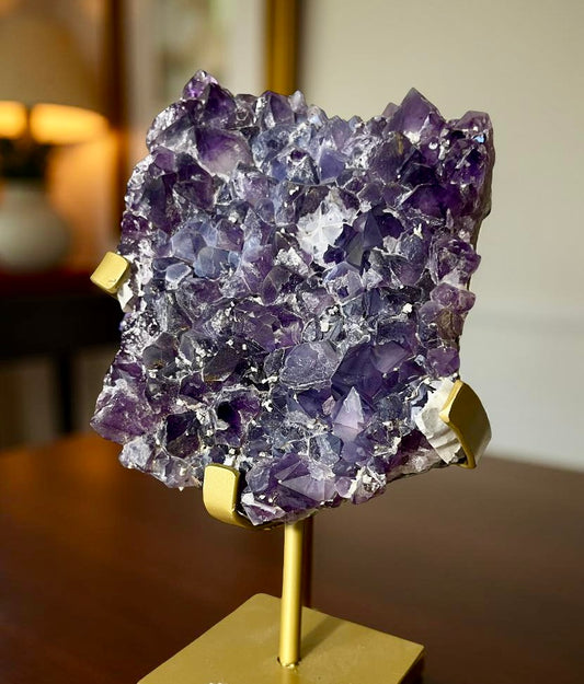 💜 “Royal Serenity” – Amethist op Gouden Standaard (AA kwaliteit)