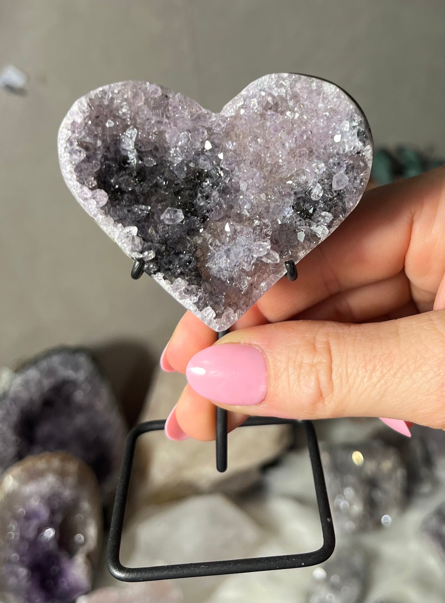 💜 “Heart of Amethyst – Druzy Kristalhart op Standaard”