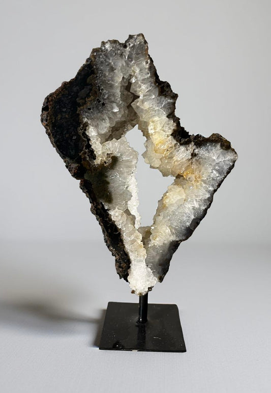 🤍 “The Portal” – Agaatgeode met Bergkristal op Standaard