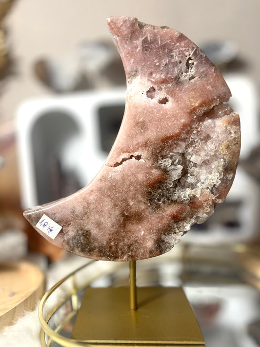 Pink Amethist Maan op Gouden Standaard – Uniek Statementstuk