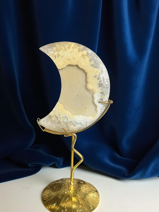 “Agaat Maan op Gouden Standaard – Lichtbrenger van Intuïtie en Rust”