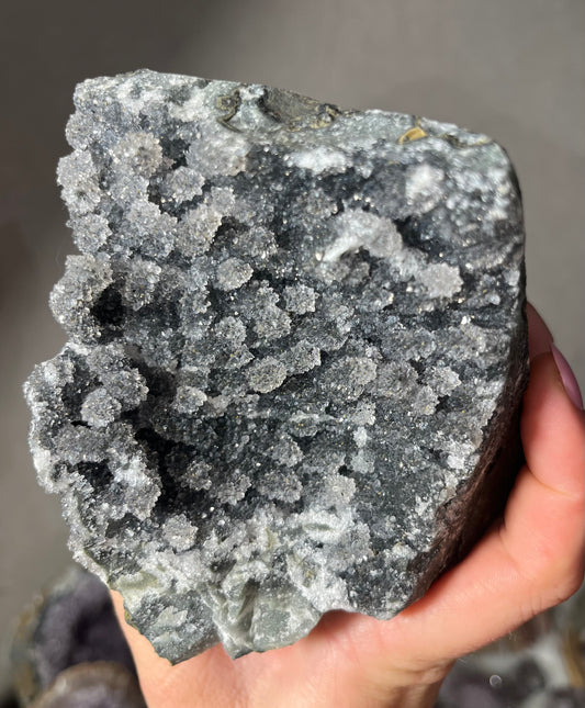 🌑 “Mystic Coral Amethist – Stilte uit Uruguay”