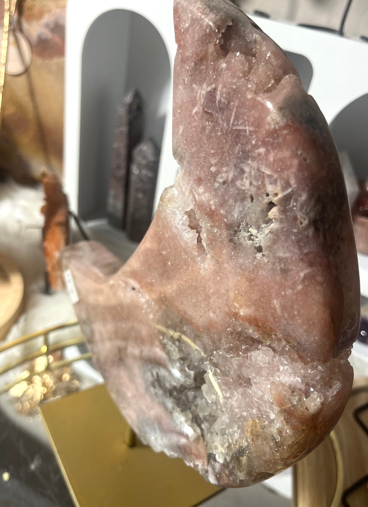 Pink Amethist Maan op Gouden Standaard – Uniek Statementstuk