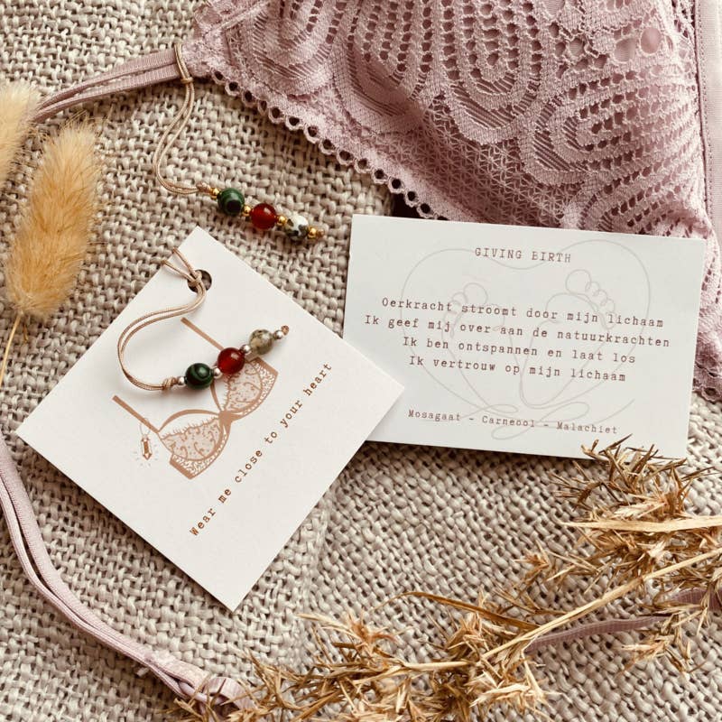 BH Hangertje - Giving birth