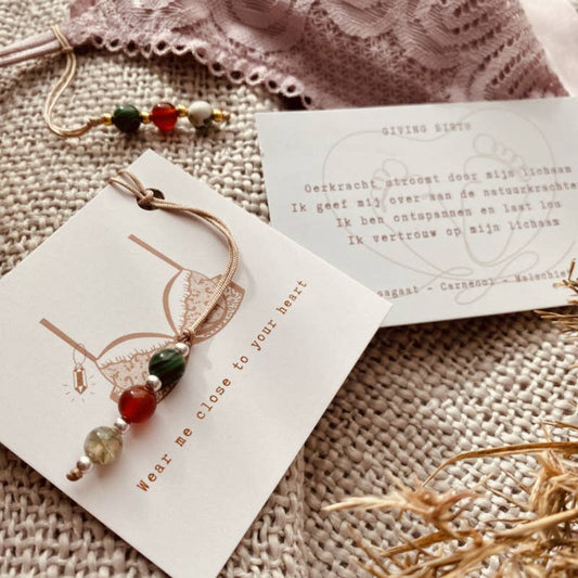 BH Hangertje - Giving birth